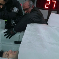 El ilusionista Alfred Cobami bate récord mundial tras permanecer bajo hielo varias horas