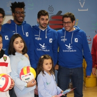 El Electrocash Cáceres visita a los niños del Hospital San Pedro de Alcántara