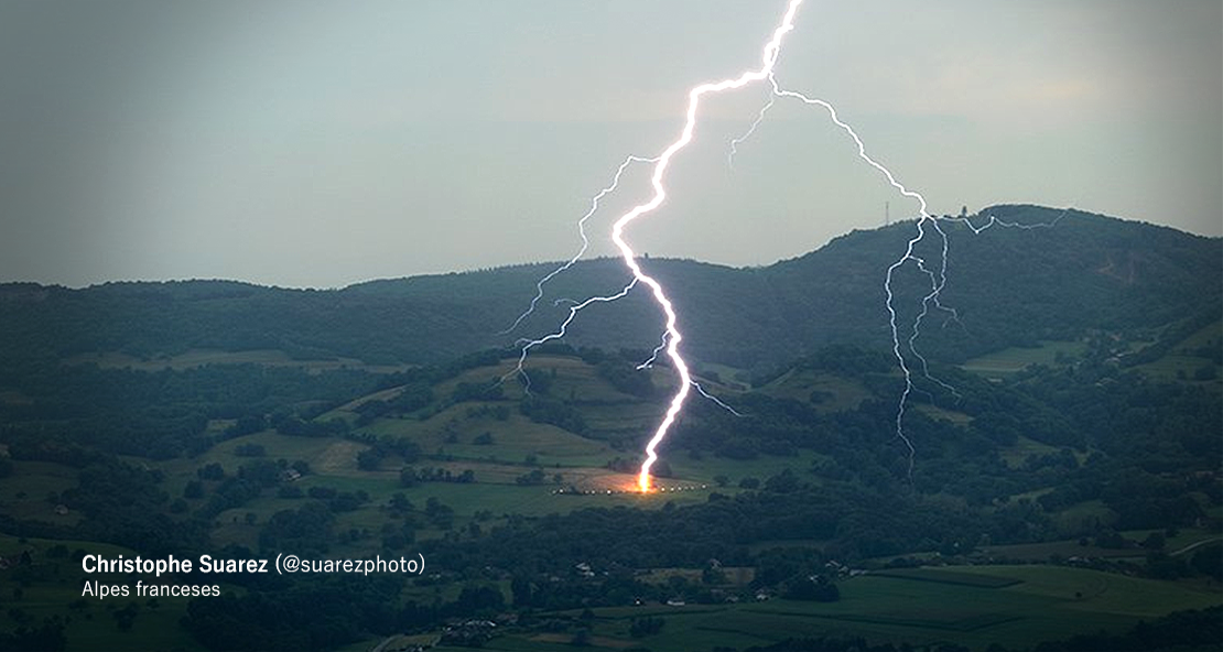 Impactantes imágenes de cómo un rayo alcanza un árbol en los alpes franceses