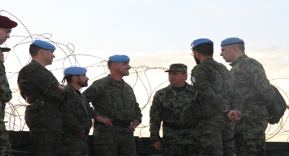 El general serbio en el Líbano visita a los cascos azules españoles