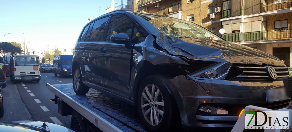 Un coche choca con un camión de Butano en Badajoz