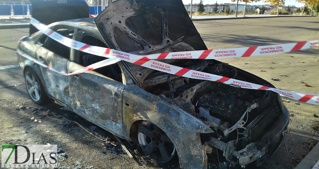 Aparece otro coche calcinado en un barrio de Badajoz