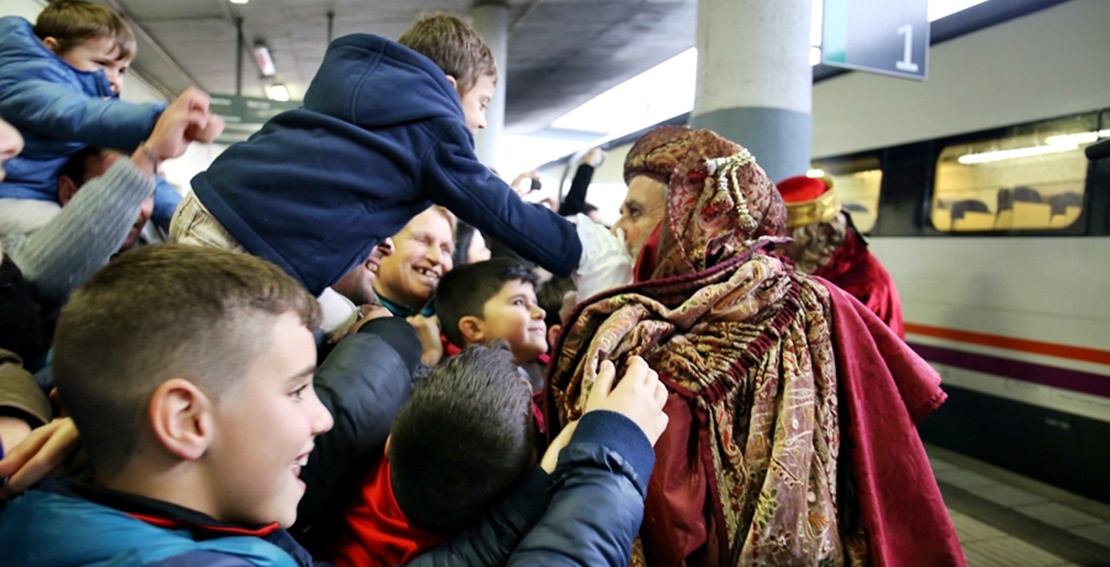 Los Reyes Magos inundan de ilusión a los pequeños pacenses