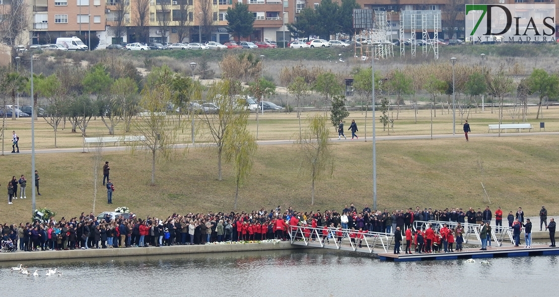 Multitudinario homenaje en el río Guadiana en recuerdo de Víctor