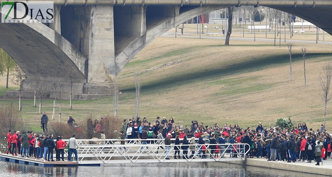 Multitudinario homenaje en el río Guadiana en recuerdo de Víctor