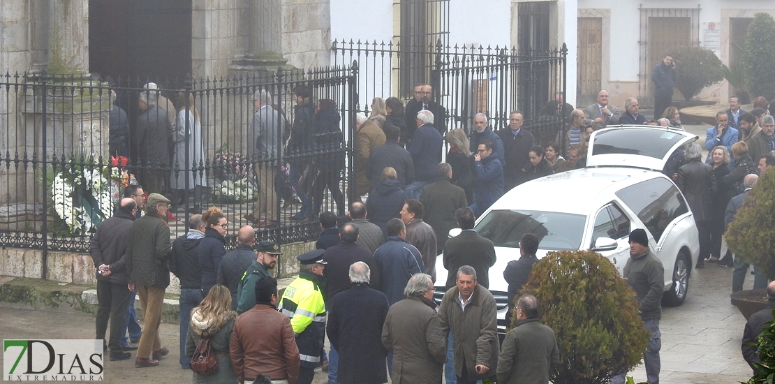 Parte de la sociedad extremeña arropa a Vara en el adiós a su madre