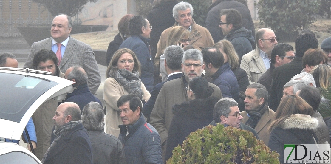 Parte de la sociedad extremeña arropa a Vara en el adiós a su madre