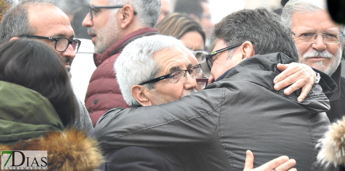 Parte de la sociedad extremeña arropa a Vara en el adiós a su madre