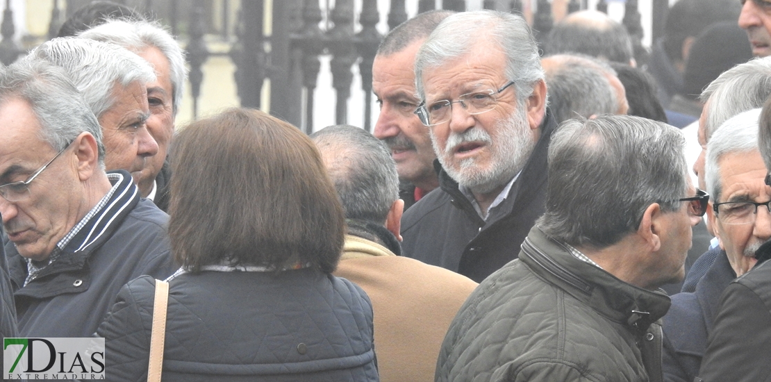 Parte de la sociedad extremeña arropa a Vara en el adiós a su madre