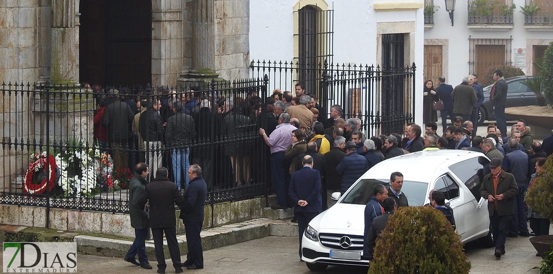Parte de la sociedad extremeña arropa a Vara en el adiós a su madre