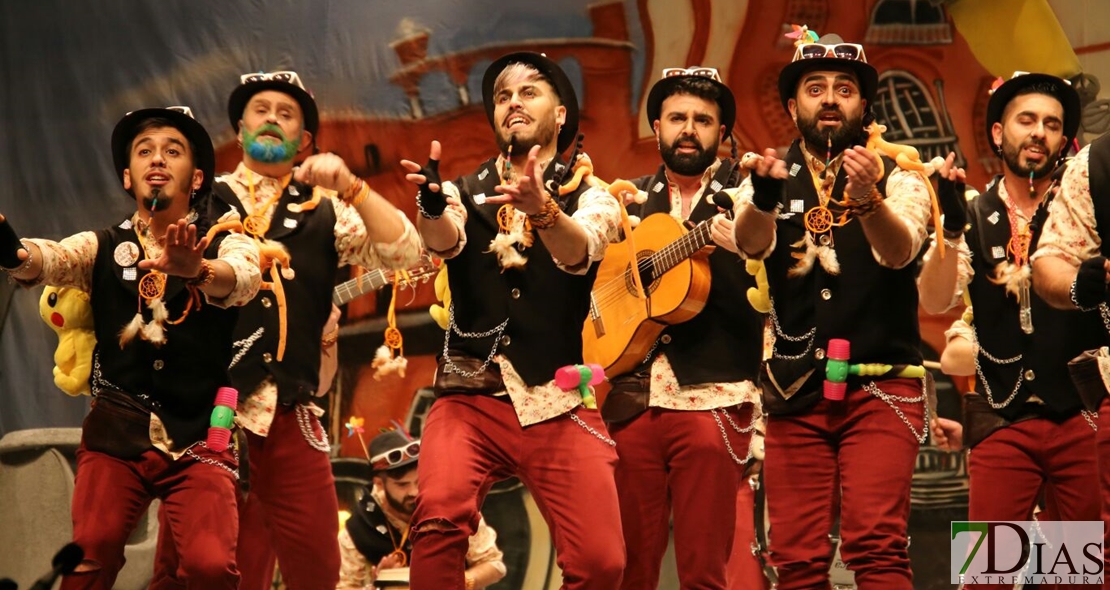 Actuación de la murga Los Chalaos en Preliminares