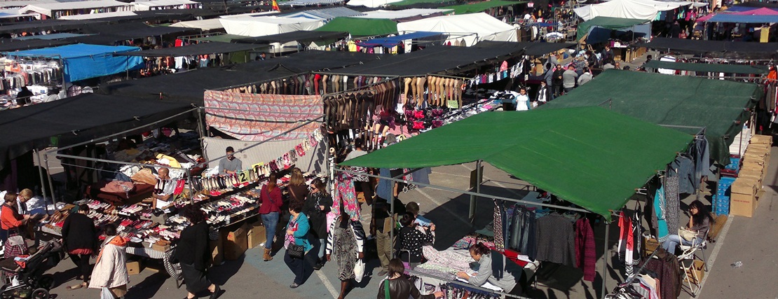 La Policía interviene productos y denuncia a cinco aparcacoches en el mercadillo