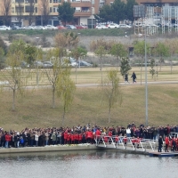 Multitudinario homenaje en el río Guadiana en recuerdo de Víctor