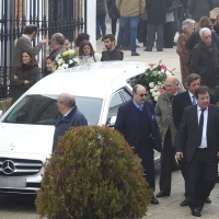 Parte de la sociedad extremeña arropa a Vara en el adiós a su madre