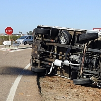 Colisión entre un turismo y un camión en la carretera de la Albuera (Badajoz)