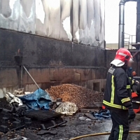 Los bomberos sofocan durante horas un grave incendio en San Vicente de Alcántara