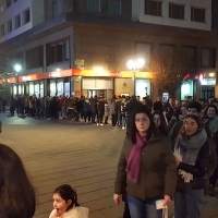 Largas colas para ver el comienzo del Concurso de Murgas