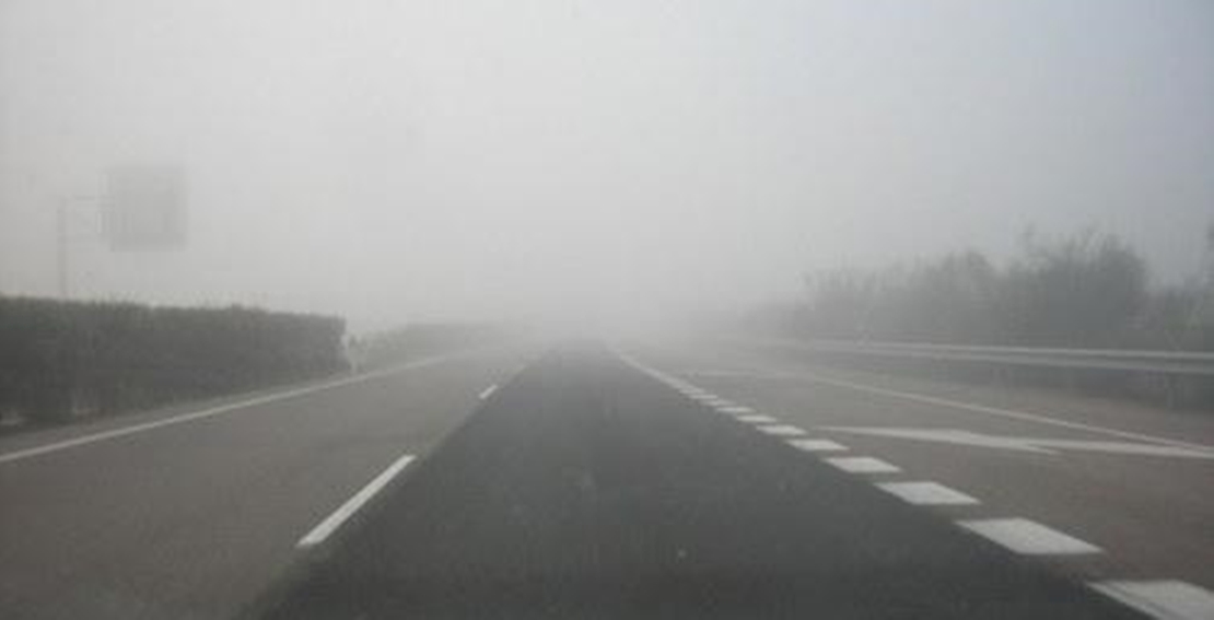 Niebla en la A-5 y nieve en la carretera CC - 102