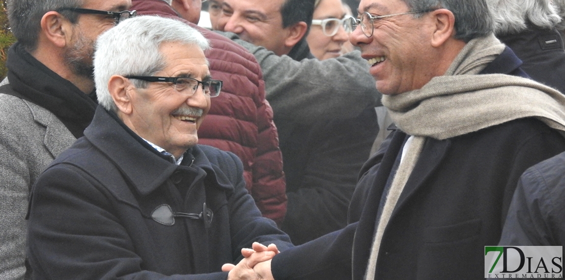 Parte de la sociedad extremeña arropa a Vara en el adiós a su madre