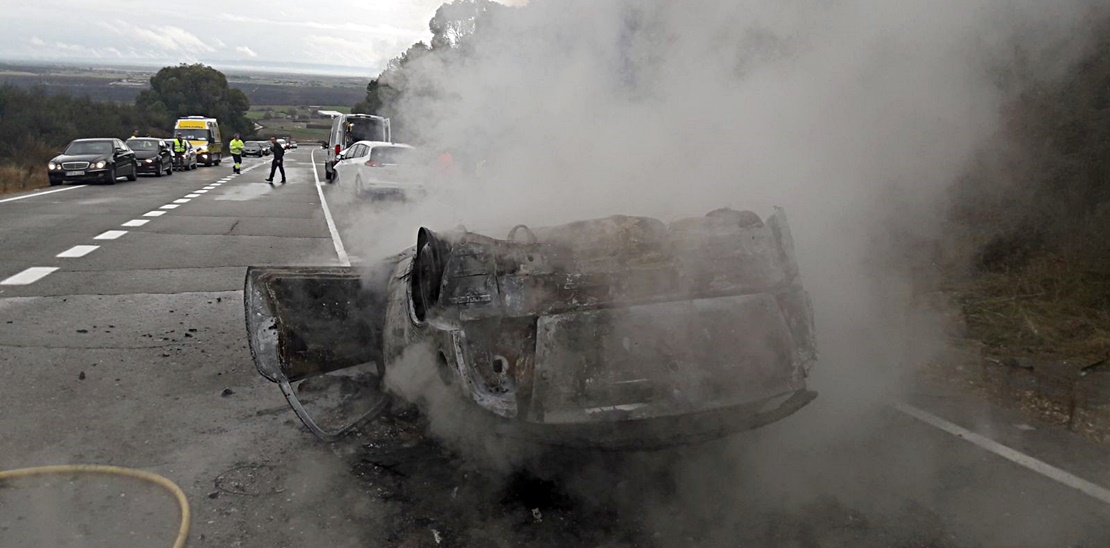 Herida grave en un accidente y posterior incendio en la EX-119