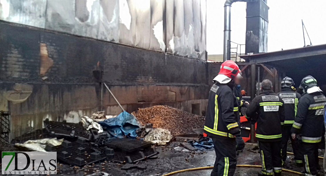 Los bomberos sofocan durante cinco horas un grave incendio en San Vicente de Alcántara