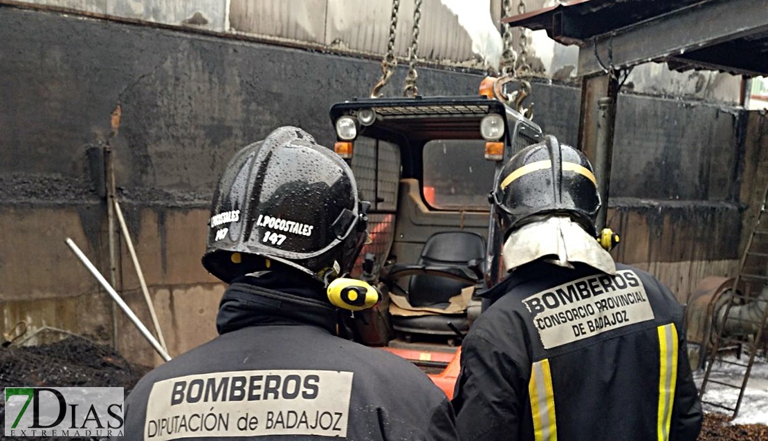 Los bomberos sofocan durante horas un grave incendio en San Vicente de Alcántara