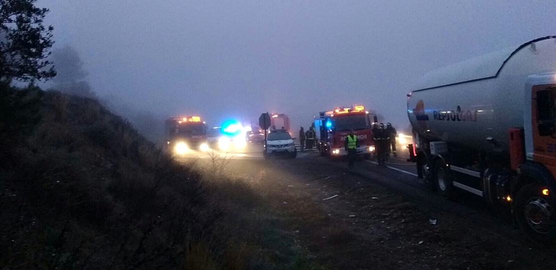 Accidente entre un camión de propano y un turismo con atrapados