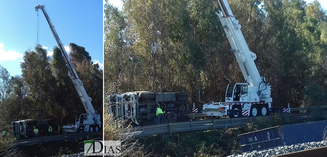 La EX-209 cortada cuatro horas por la retirada del trailer