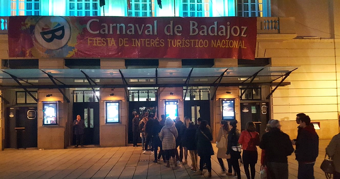 Largas colas para ver el comienzo del Concurso de Murgas