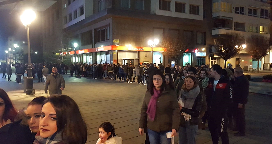 Largas colas para ver el comienzo del Concurso de Murgas