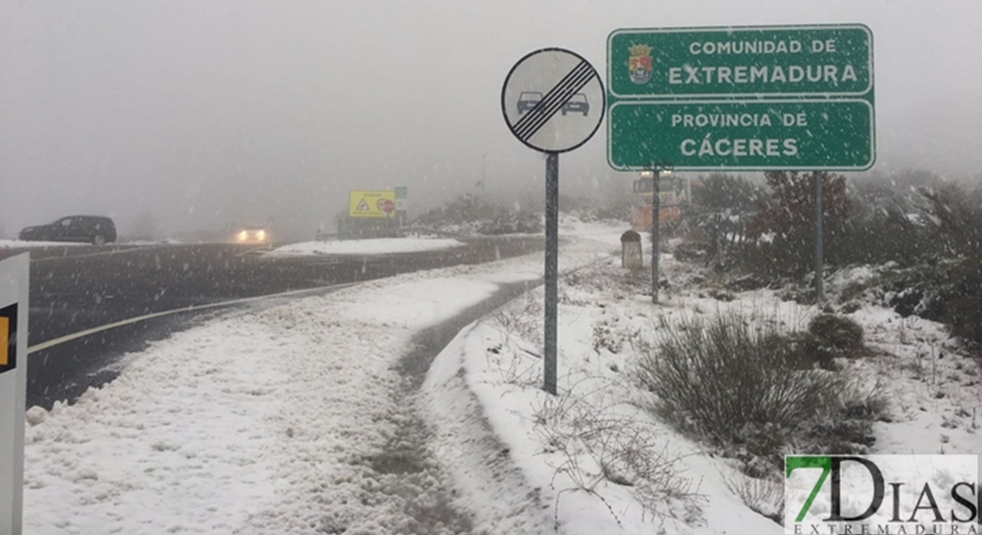 La nieve cierra dos carreteras en Cáceres y limita la circulación en Tornavacas