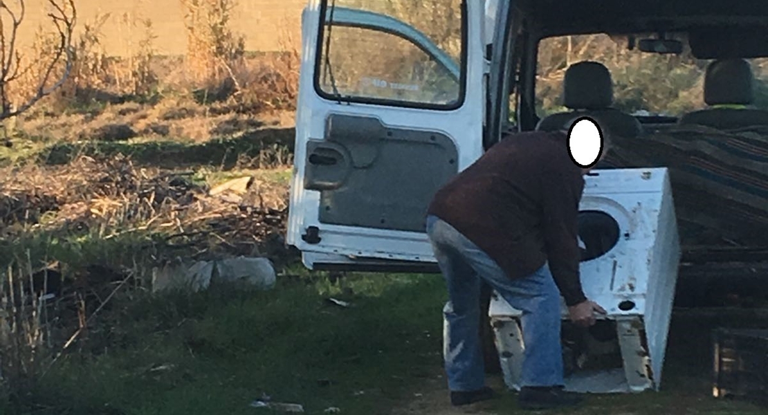 Multados con las manos en la basura