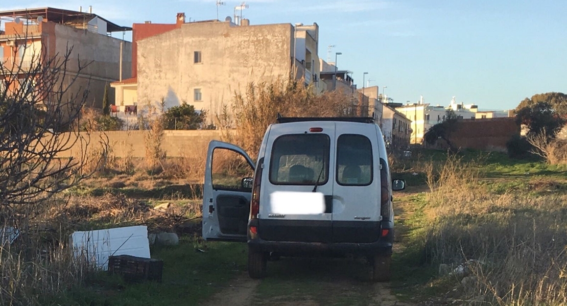 Multados con las manos en la basura