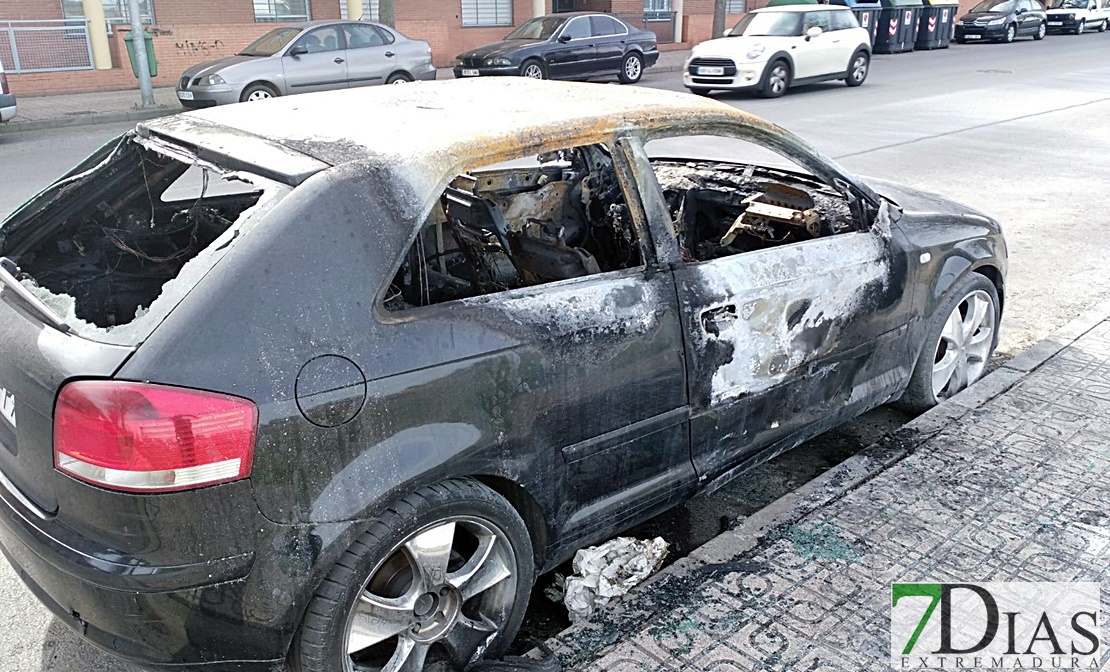 Aparece otro vehículo calcinado en las calles de Badajoz