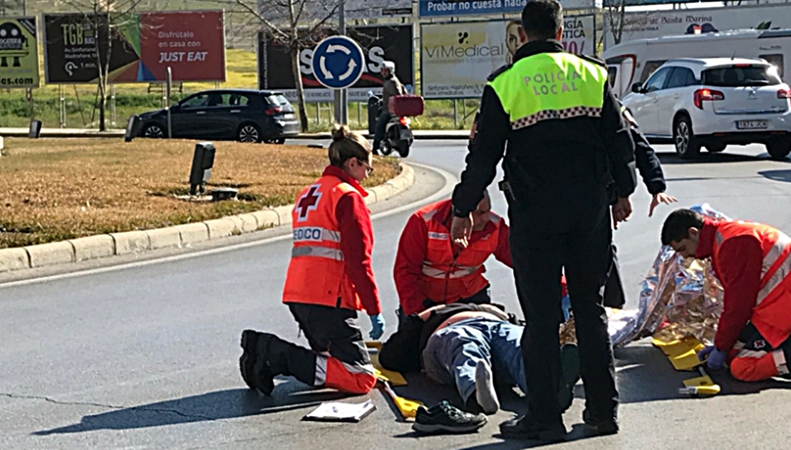 Accidente en la rotonda de Isabel de Portugal en Valdepasillas