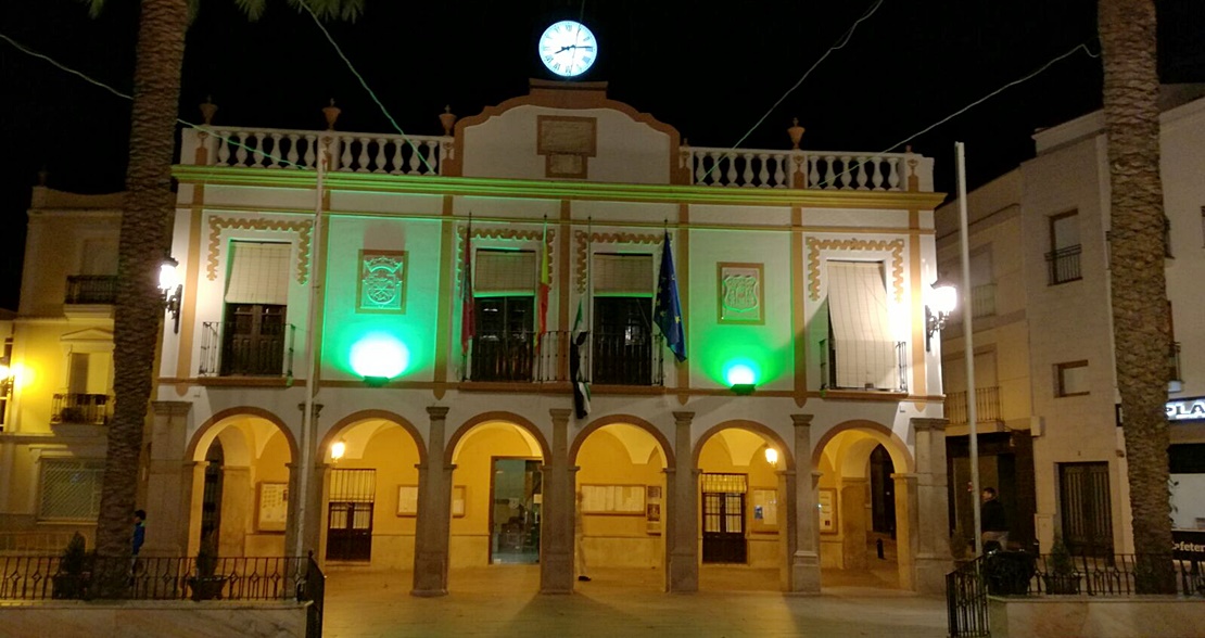 El Ayuntamiento de Montijo tiñe de luz verde su fachada