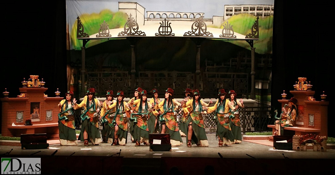 Actuación de la murga Las Chimixurris en Preliminares