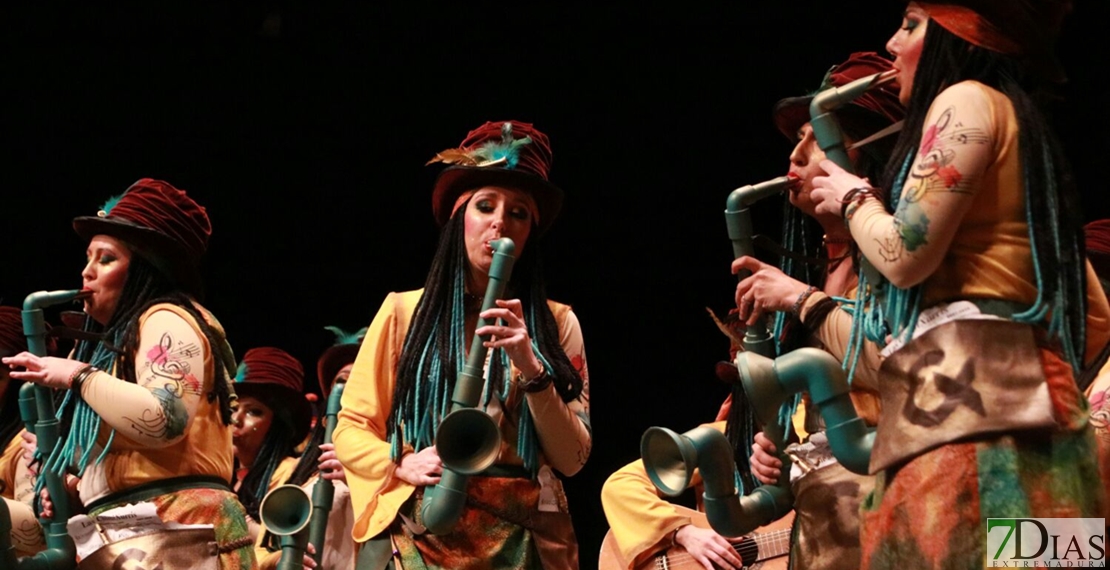 Actuación de la murga Las Chimixurris en la Final