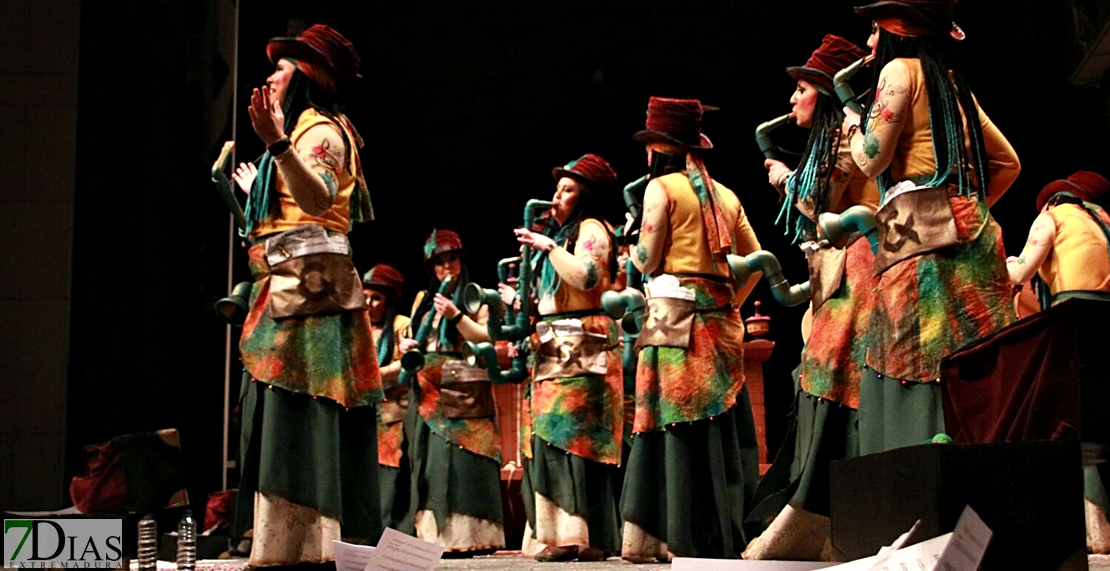 Actuación de la murga Las Chimixurris en la Final