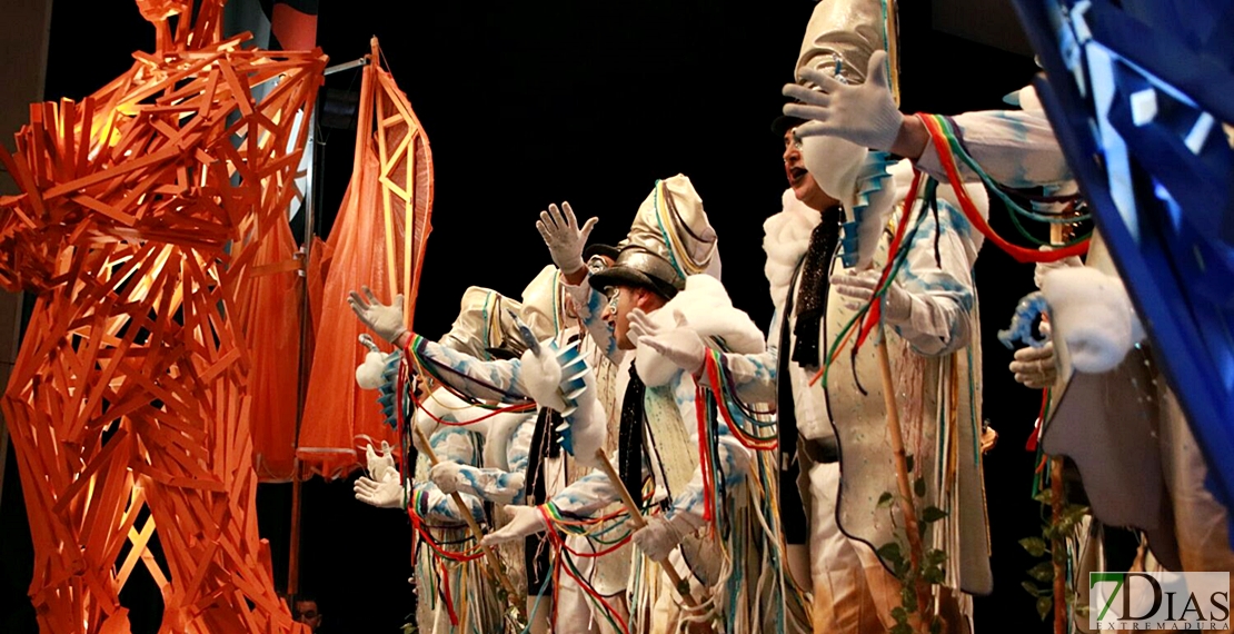 Actuación de la murga Dakipakasa en la Final