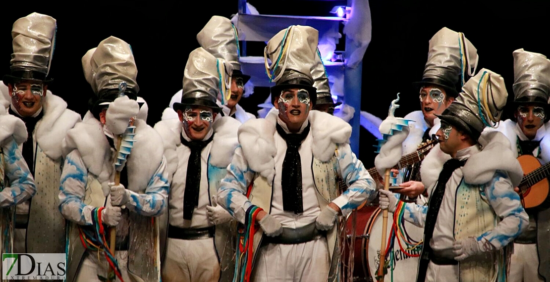 Actuación de la murga Dakipakasa en la Final