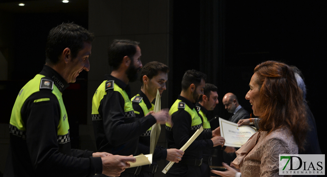 Imágenes del acto de entrega de Medallas de la Policía Local en Badajoz