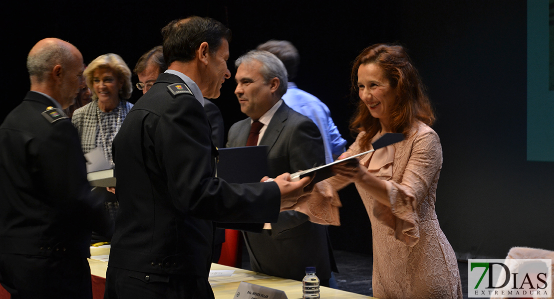 Imágenes del acto de entrega de Medallas de la Policía Local en Badajoz