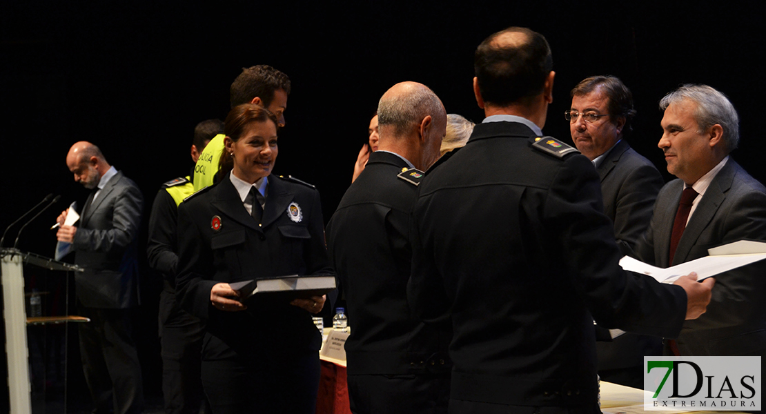 Imágenes del acto de entrega de Medallas de la Policía Local en Badajoz