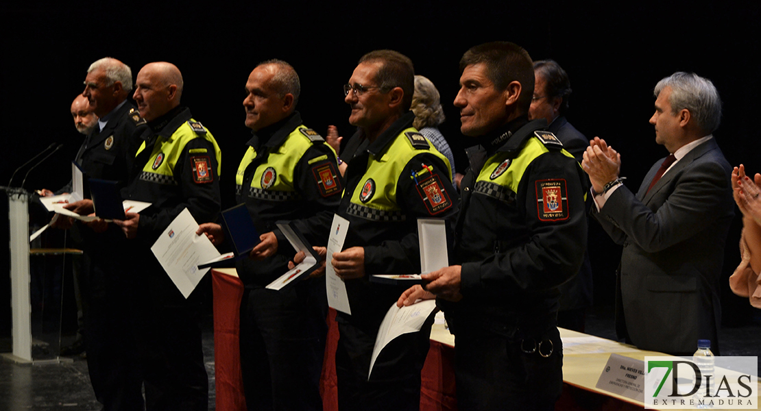 Imágenes del acto de entrega de Medallas de la Policía Local en Badajoz