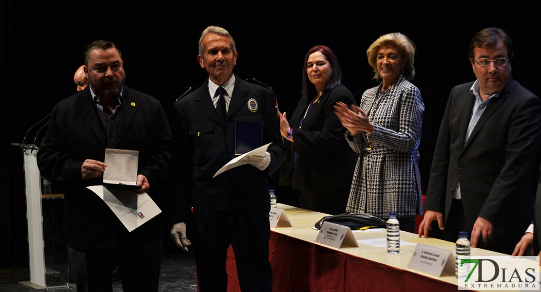 Imágenes del acto de entrega de Medallas de la Policía Local en Badajoz