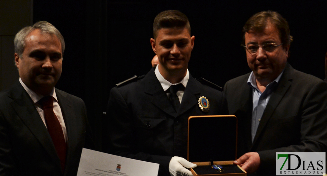 Imágenes del acto de entrega de Medallas de la Policía Local en Badajoz