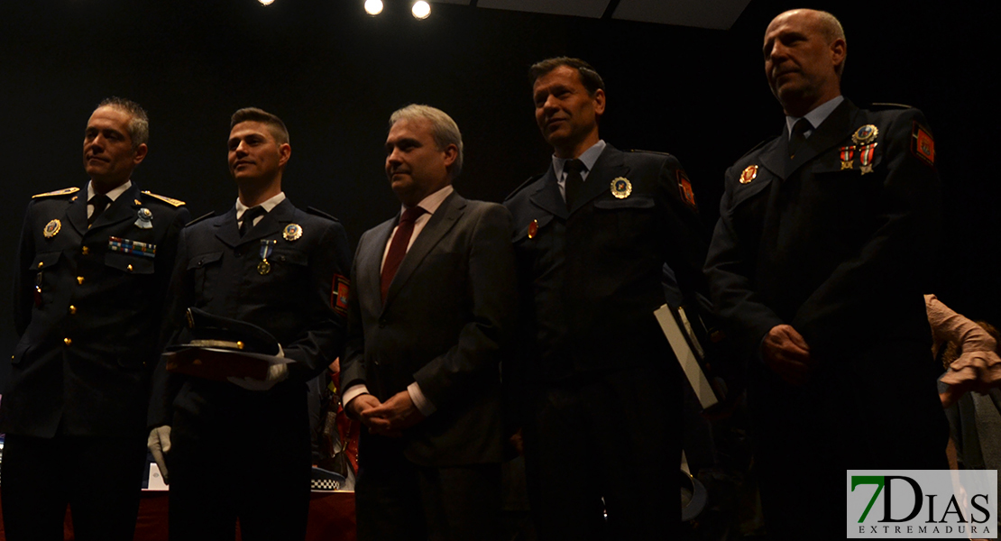 Imágenes del acto de entrega de Medallas de la Policía Local en Badajoz