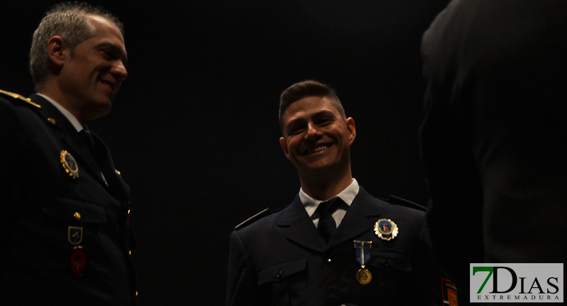 Imágenes del acto de entrega de Medallas de la Policía Local en Badajoz