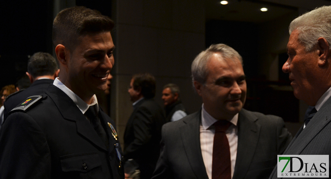 Imágenes del acto de entrega de Medallas de la Policía Local en Badajoz